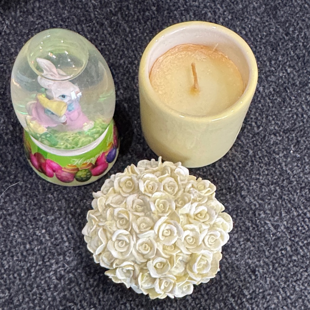 Vintage Bunny Globe & Floral Candle Set - Picture 2 of 4